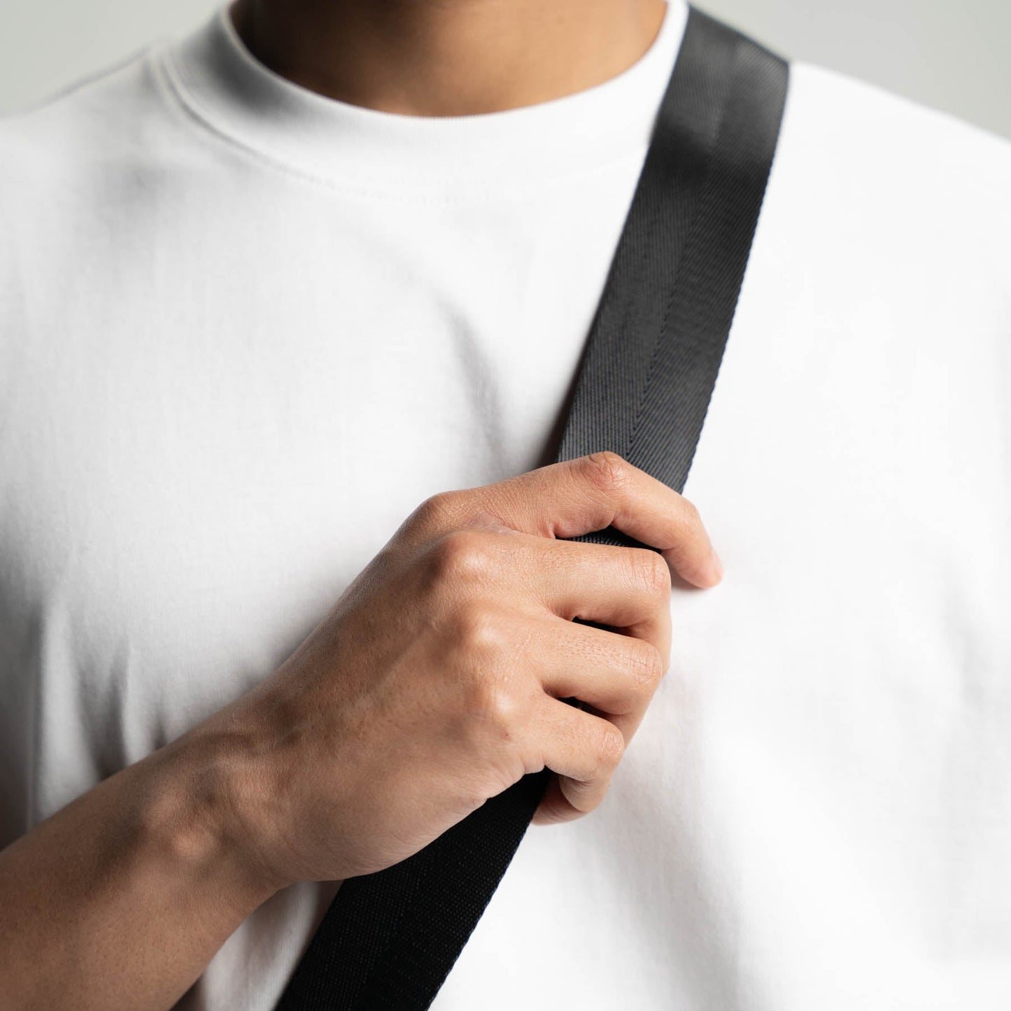 Sling Bag Ultra-Légère : Sécurité et Style pour vos Aventures Quotidiennes.