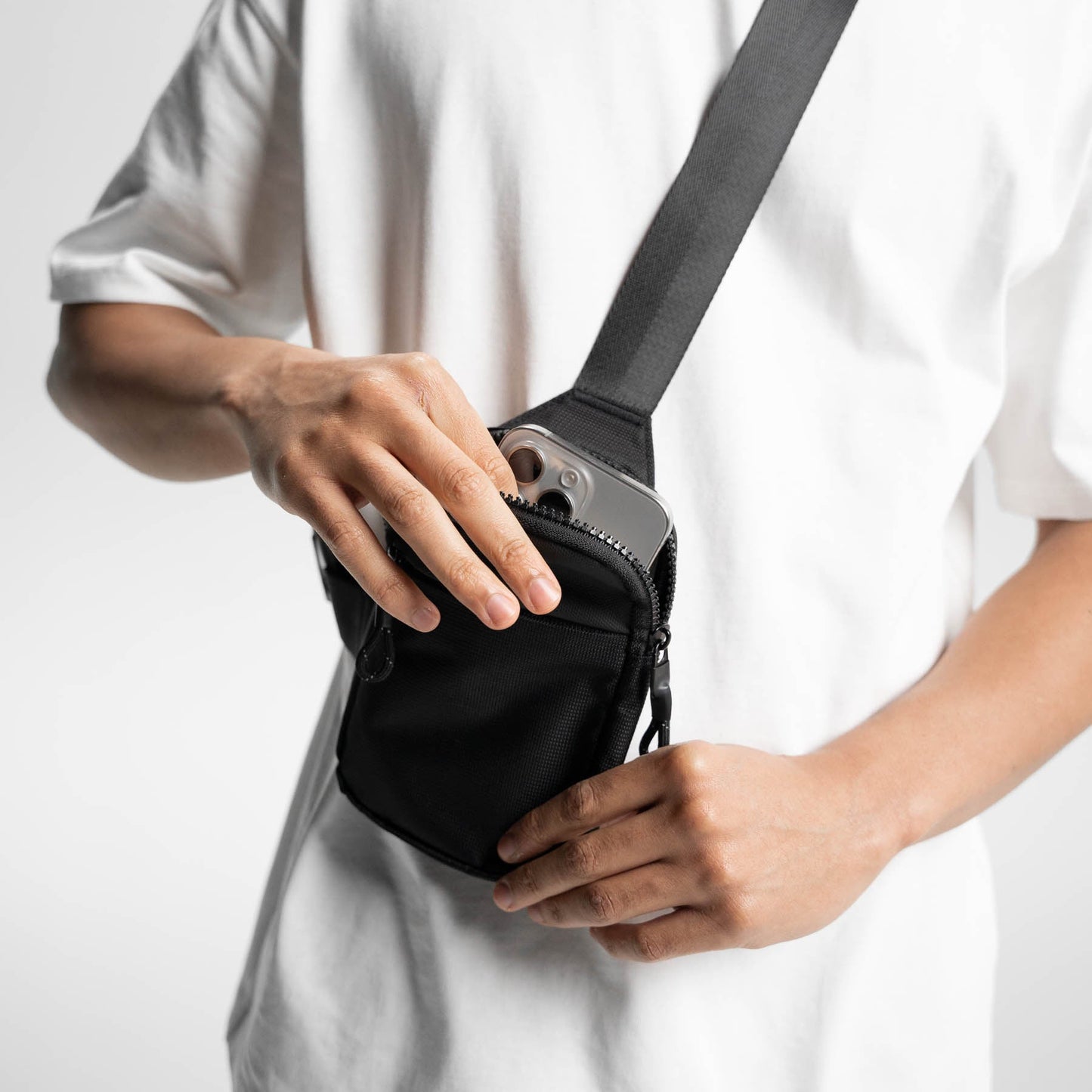 Sling Bag Ultra-Légère : Sécurité et Style pour vos Aventures Quotidiennes.